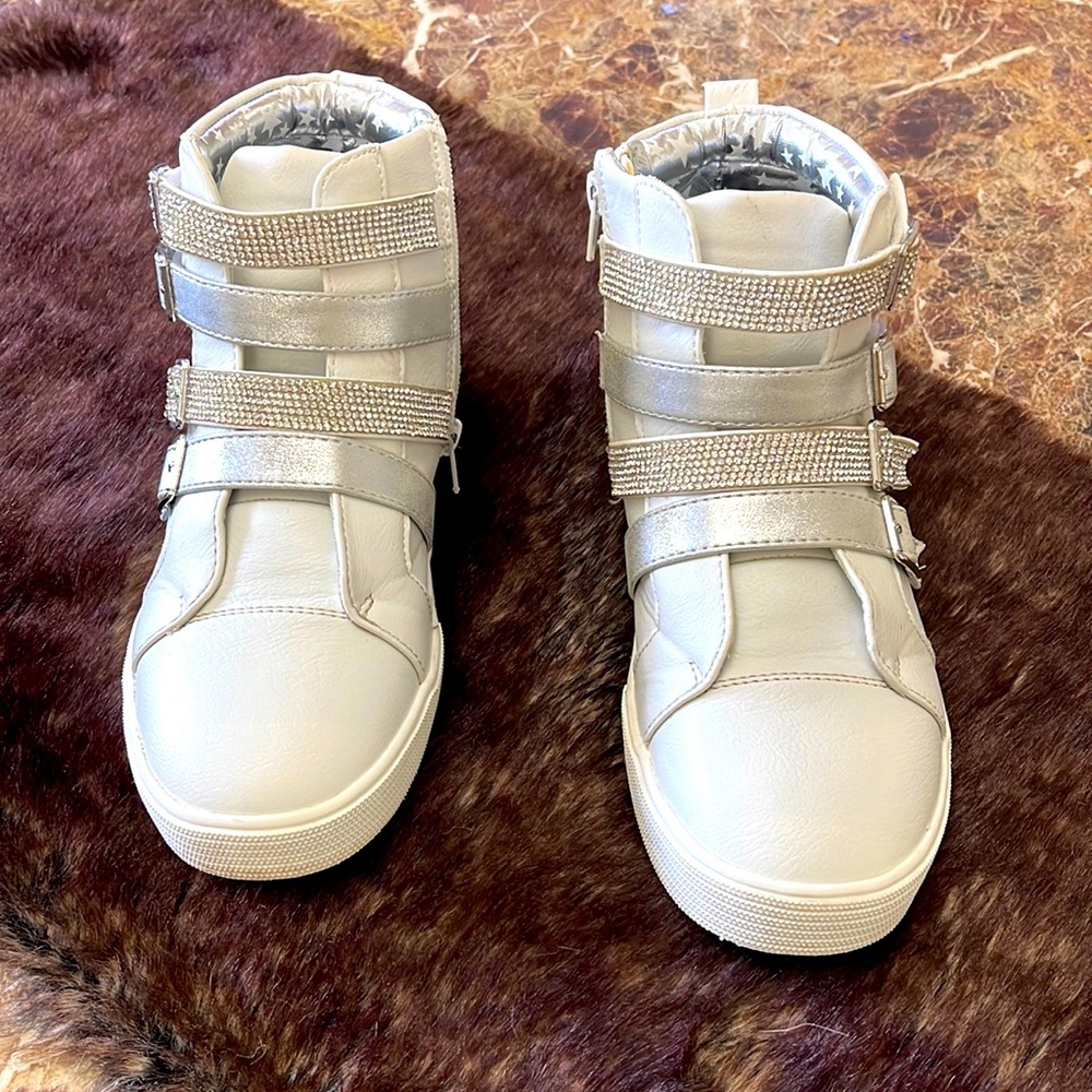 High top tennis shoes. Size 3 1/2. Girl.